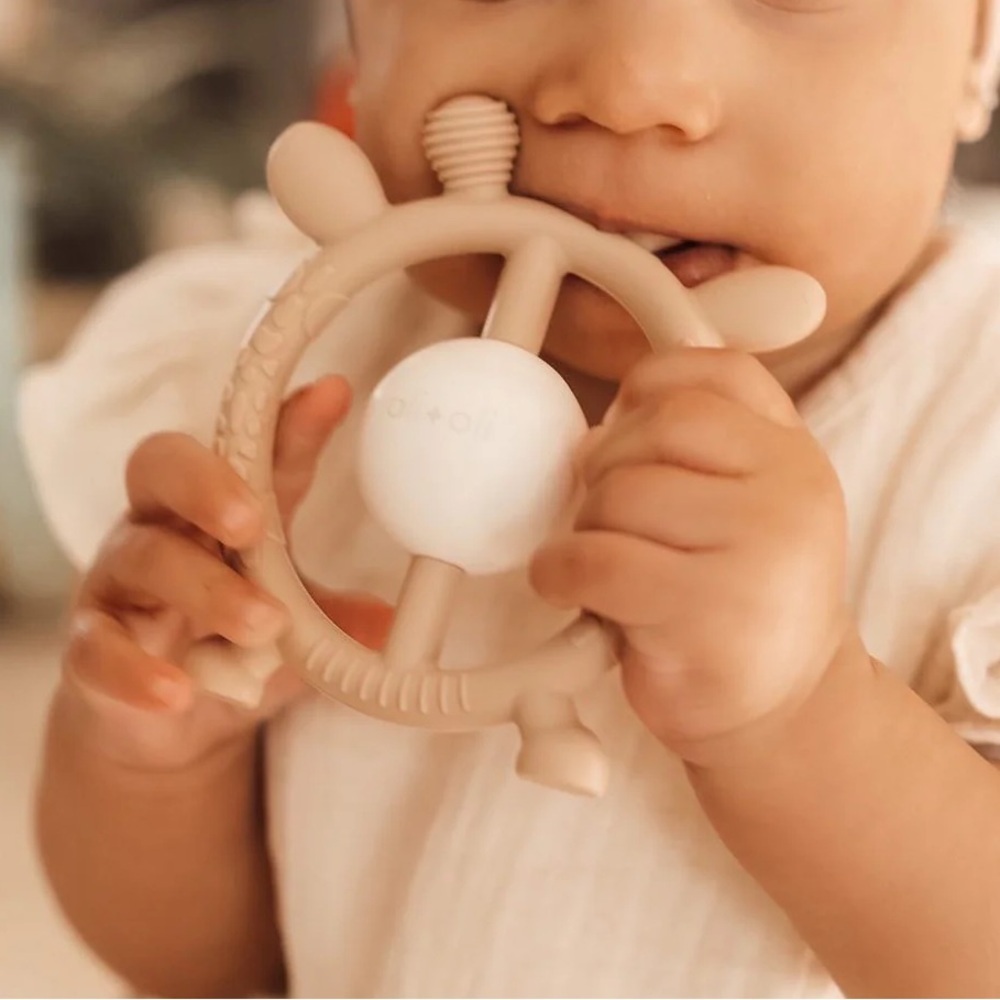 Ali + Oli Giraffe Teether & Rattle Food-Grade Silicone Toy